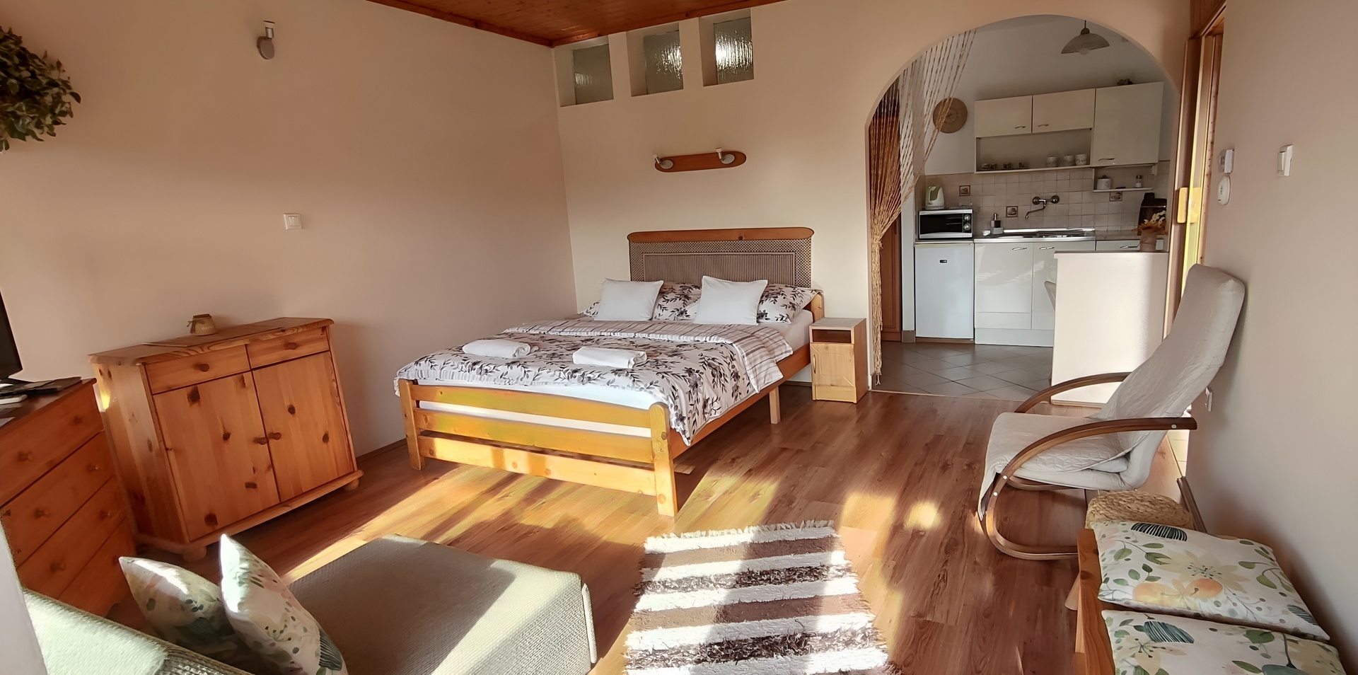 Itt már látszik a konyha is