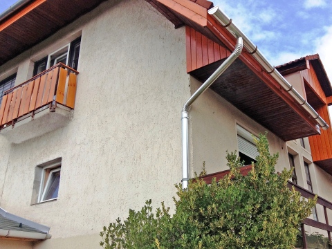 Családi apartman épülete hátulról